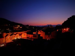 夕日と温泉街が望める